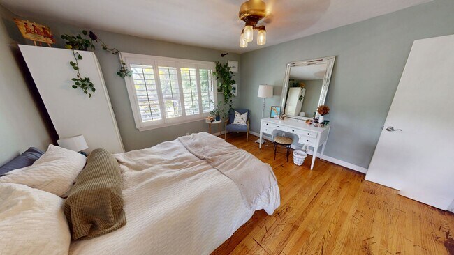 Building Photo - 2/1 +Bonus Room & Garage North Park Charmer!