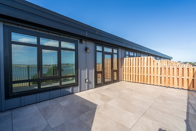 Building Photo - 917 Bennington St