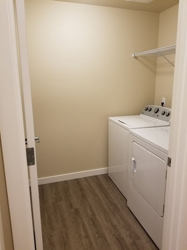 Building Photo - Beautiful 2 bedroom, super cute floorplan, laundry room with full size washer and dryer!