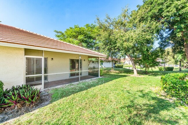 Building Photo - 9977 Three Lakes Cir