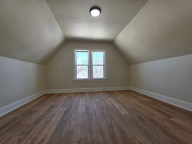 Building Photo - 210 S Maple Ave