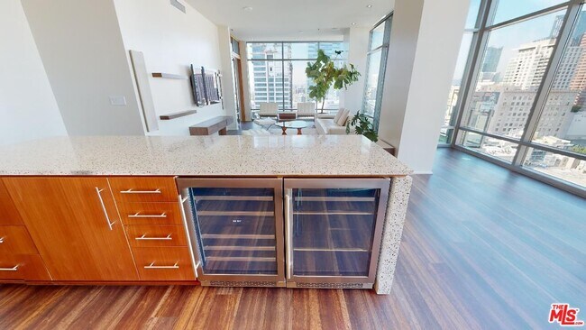 Building Photo - 1100 S Hope St