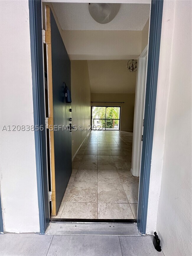 Building Photo - 9435 Fontainebleau Blvd