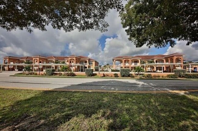 Building Photo - 3910 Santa Barbara Blvd S