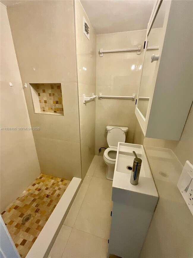 Building Photo - 1612 NE 2nd Ct