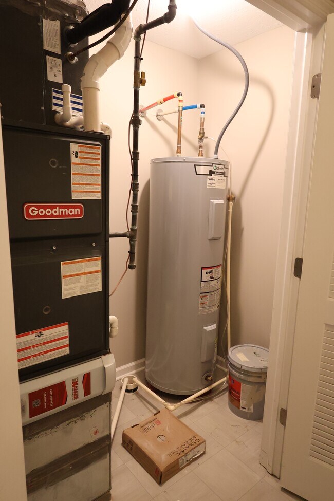 Building Photo - 1899 Lakecrest Dr