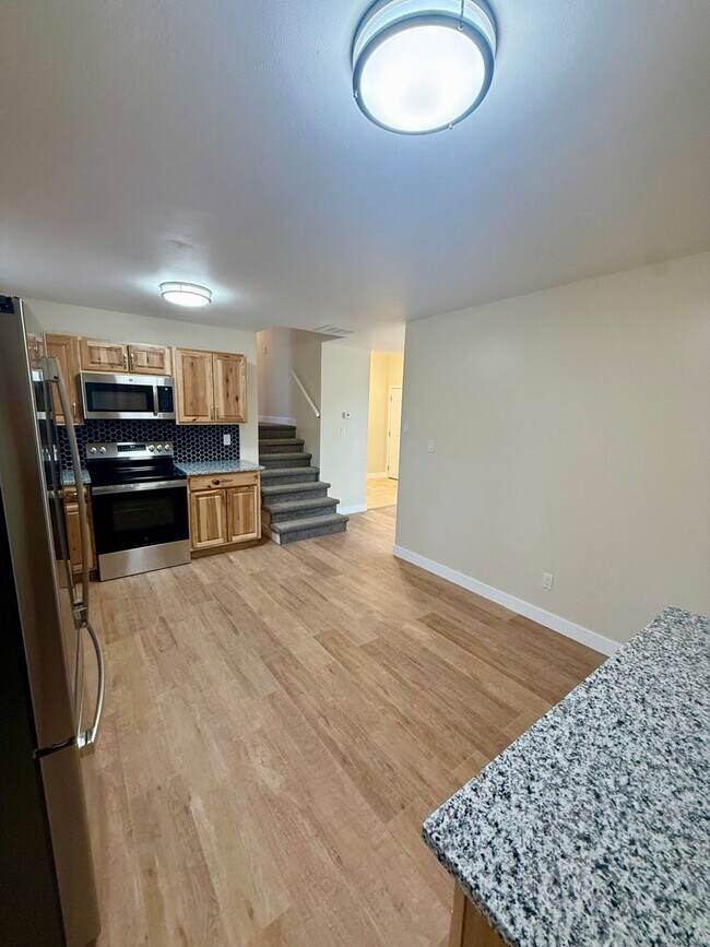 Building Photo - Great 3 bedroom 2 bath Home with Attached ...