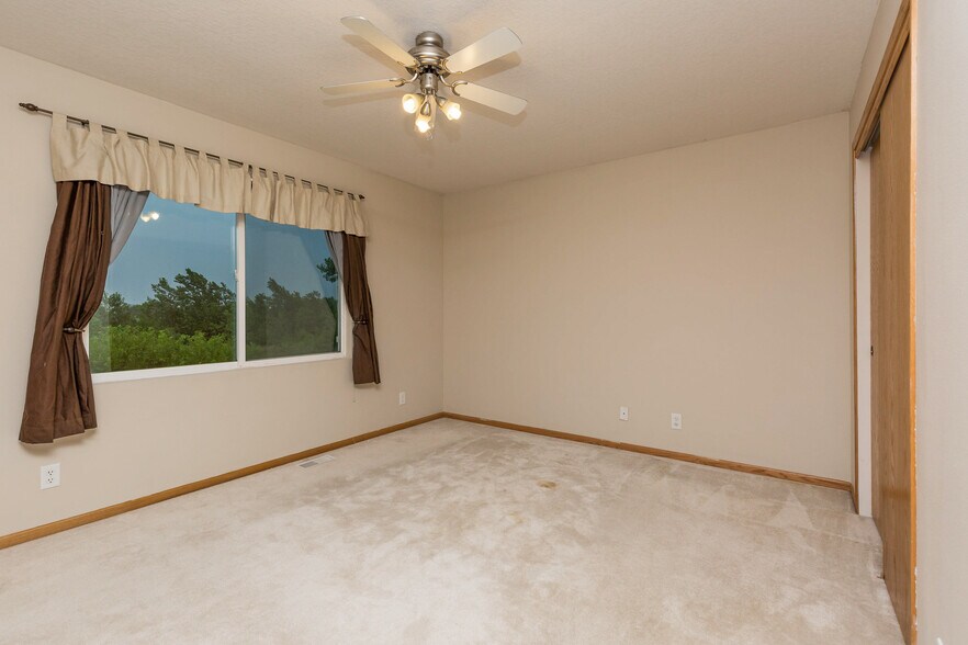 Building Photo - 505 SE Crabapple Dr