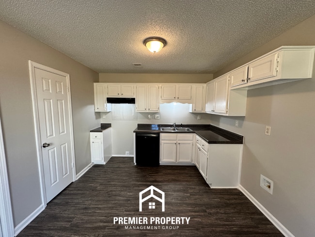 Building Photo - Cozy 3BR Memphis Home w/ Vaulted Ceilings, Fireplace & Fenced Backyard