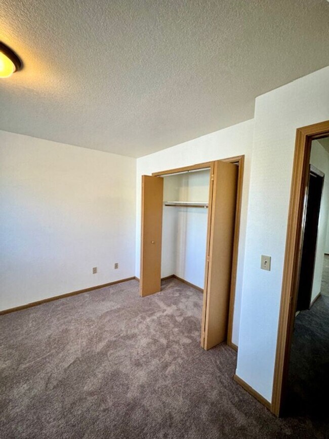 Building Photo - 3 Bedroom 1.5 Bathroom 4plex