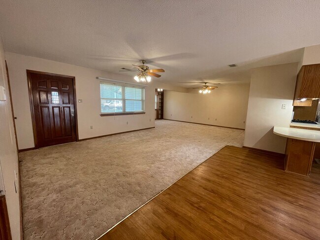 Building Photo - Move-in Special in Sherwood!