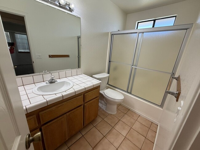 Building Photo - Victorville- Beautiful 3 Bedroom Home in G...