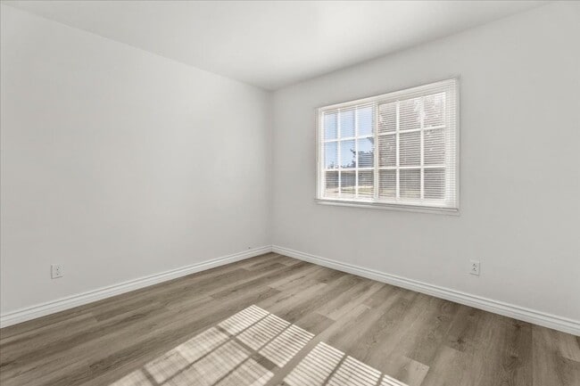 Building Photo - Single Story 4 Bedroom Home with Yard and Detached Garage in Montclair