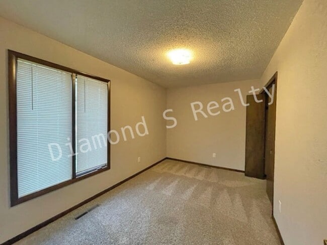 Building Photo - Charming 3 Bedroom Home Available Early July!