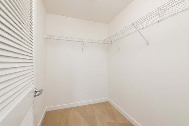 Building Photo - 250 King St