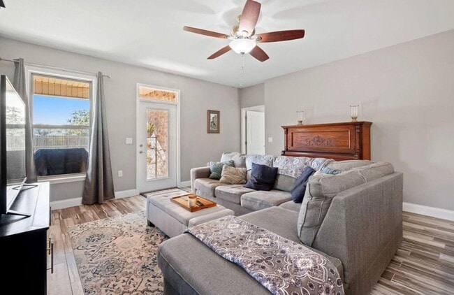 Building Photo - Solar-Powered 4BR Home Near Eglin & Hurlburt AFB– Fort Walton Beach!