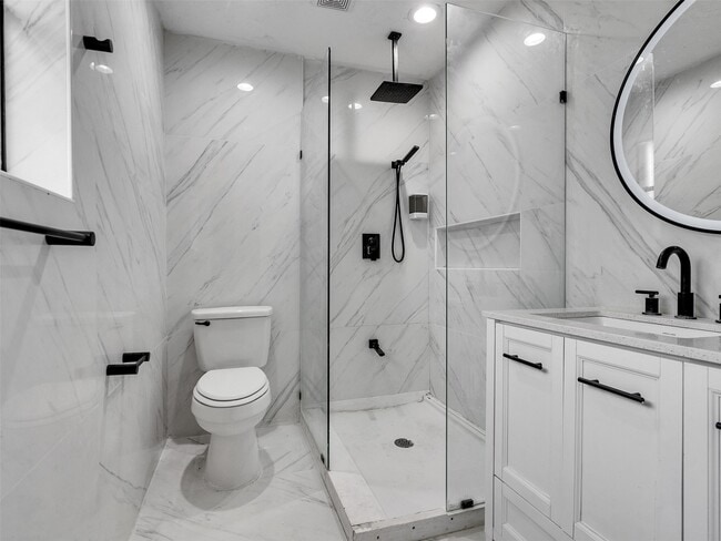 Building Photo - 3202 Lakehaven Dr