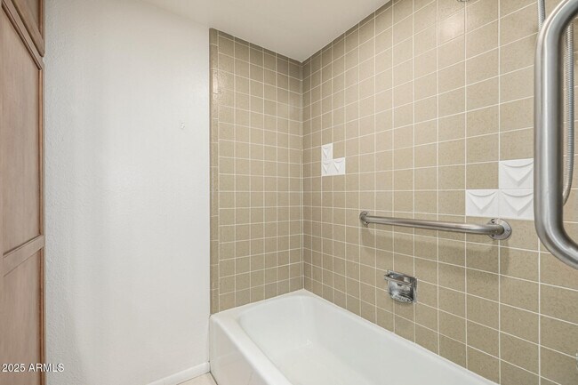 Building Photo - 3738 E Glenrosa Ave