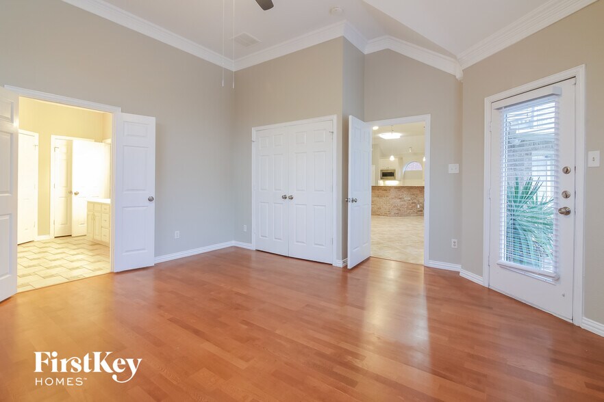 Building Photo - 3145 Waterside Dr