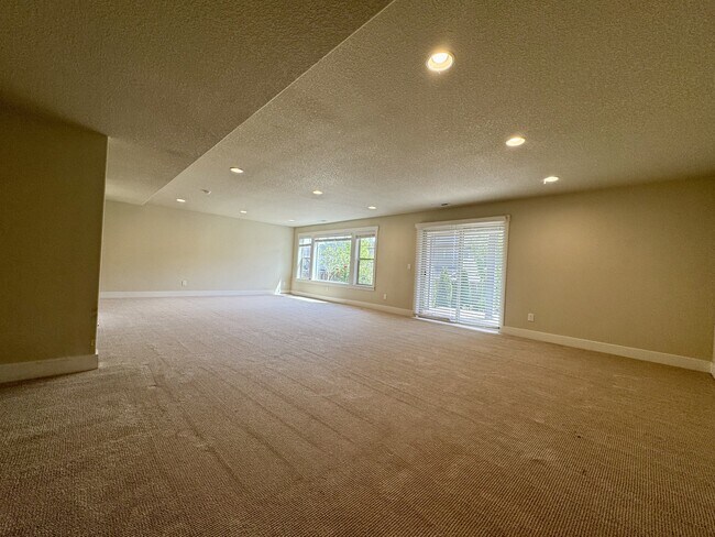 Building Photo - 16858 SW Larkspring Ln