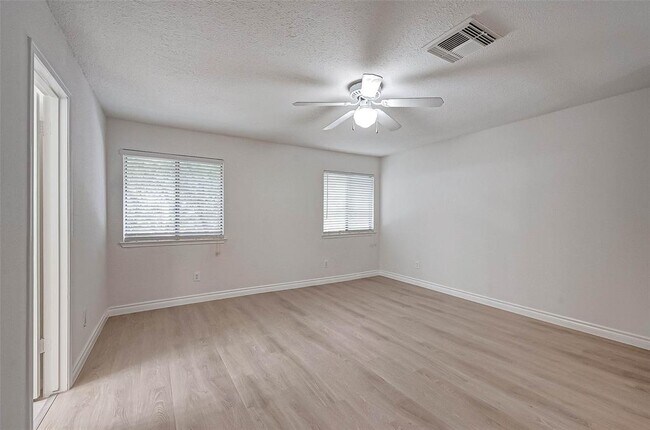 Building Photo - 1112 Bering Dr