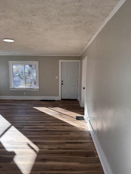 Building Photo - 208 W Brown Ave