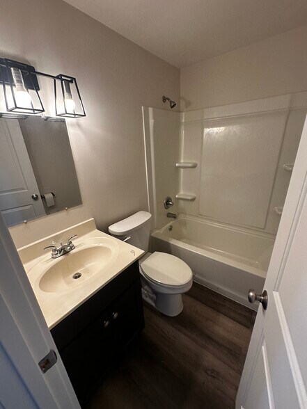 Building Photo - 20 Versailles Rd