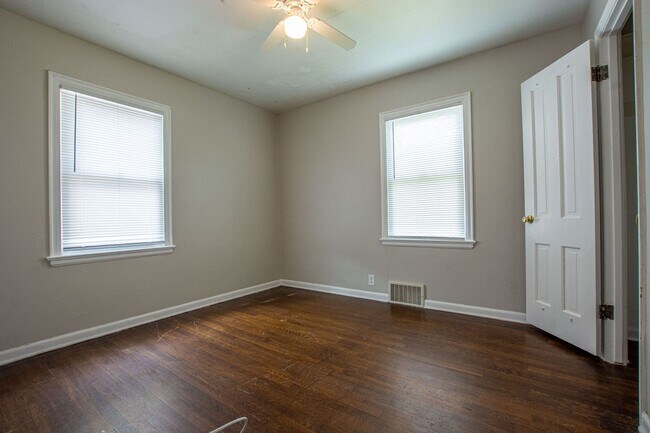 Building Photo - 3 Bedroom / 1 Bath Home with Fenced Backyard!