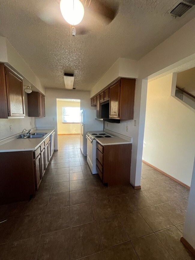 Building Photo - Townhouse with Garage!