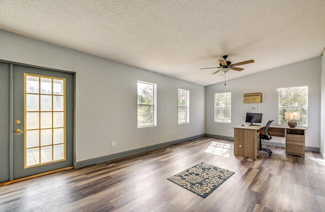 Building Photo - 6651 SE Co Rd 337