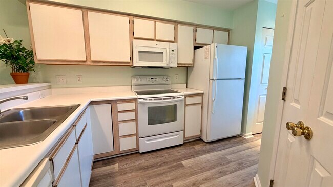 Building Photo - 619 Waterway Village Blvd