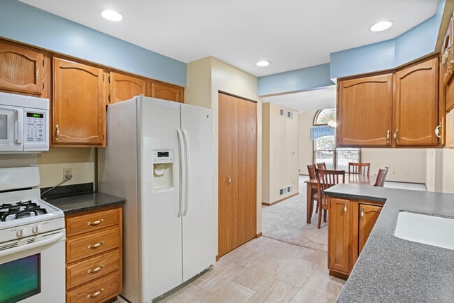 Building Photo - 702 Dehaven Ct