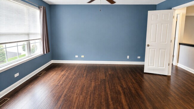 Building Photo - 1561 E Chivalry Ct