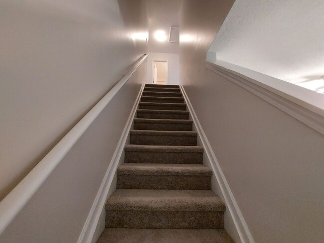 Building Photo - Spacious Home in Quiet Neighborhood