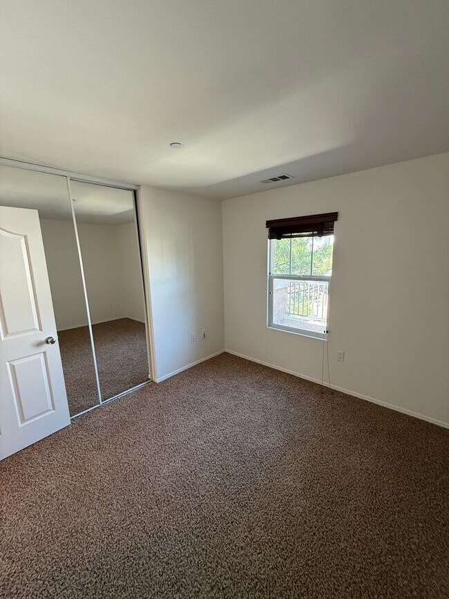 Building Photo - Beautiful 4 Bedroom, 2 1/2 Bathroom Townho...