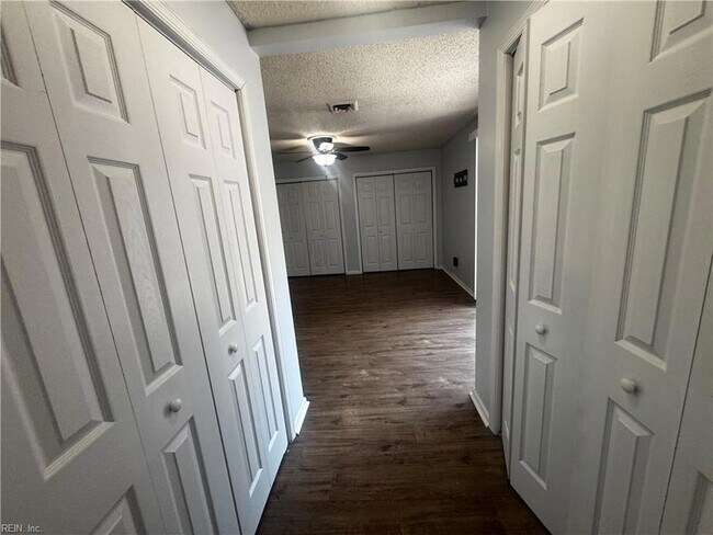 Building Photo - 4033 Foxwood Dr