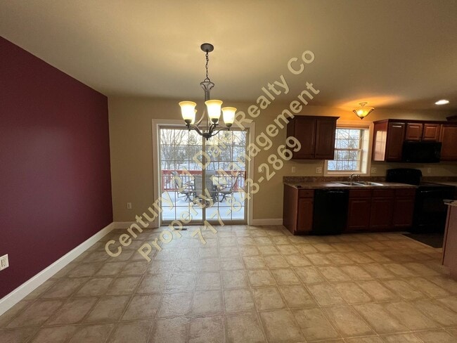 Building Photo - Large Three Bedroom 2.5 Baths in the Stone Gate Commons Association