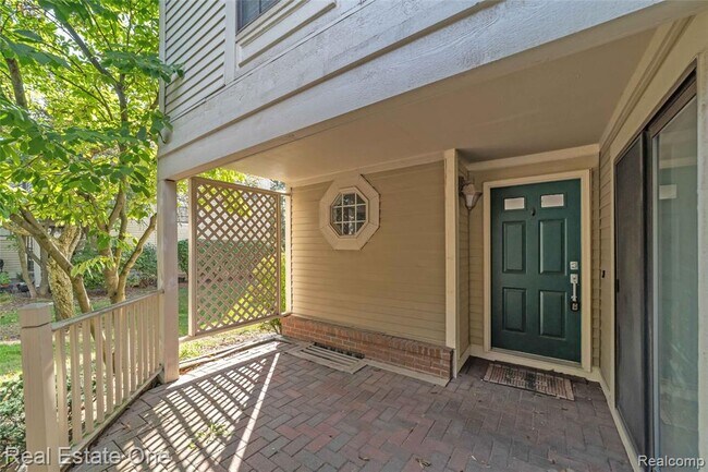 Building Photo - 5652 Drake Hollow Dr E