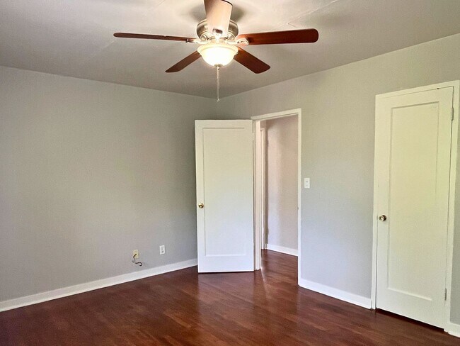 Building Photo - (UNM 355-11)  2 bed/1 bath Apartment