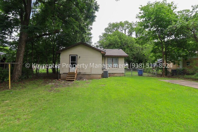Building Photo - 2 Bed | 1 Bath | Large Backyard | $200 Move-in Special