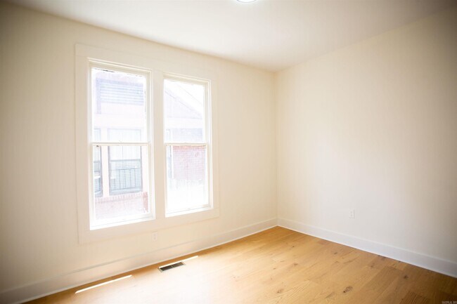 Building Photo - 1704 S Park St
