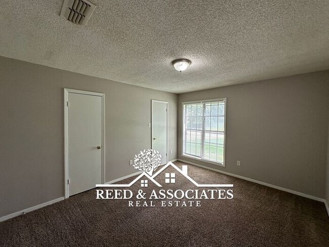 Building Photo - 3 Bedroom in Hickory Ridge - South Riverdale
