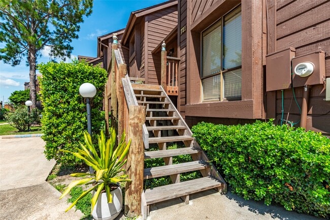 Building Photo - 723 Davis Rd