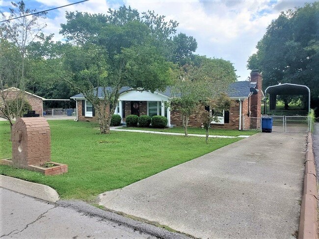 Building Photo - Beautifully remodeled 3BR/1.5BA in Goodlet...