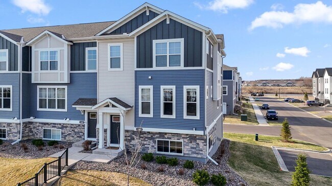 Building Photo - Rare End Unit 3Bed 3Bath Townhome in Rogers