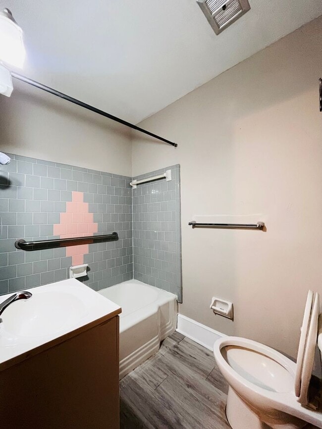 Building Photo - 3 Bed/2 Bath with one car garage home located in Jake Gaither Neighborhood!