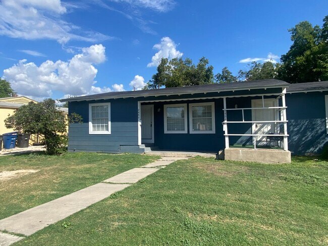 Building Photo - 2Bed/1Bath House for Rent! Available Now