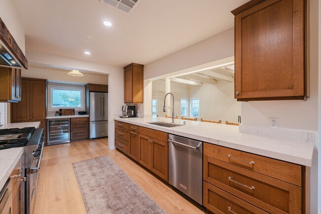 Building Photo - Beautiful Tarzana Rental!