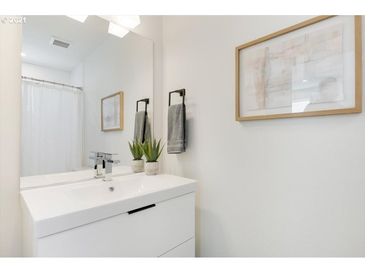 Building Photo - 3958 SE Gladstone St