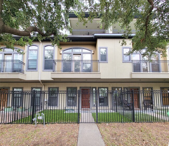 Building Photo - 1115 St Charles St